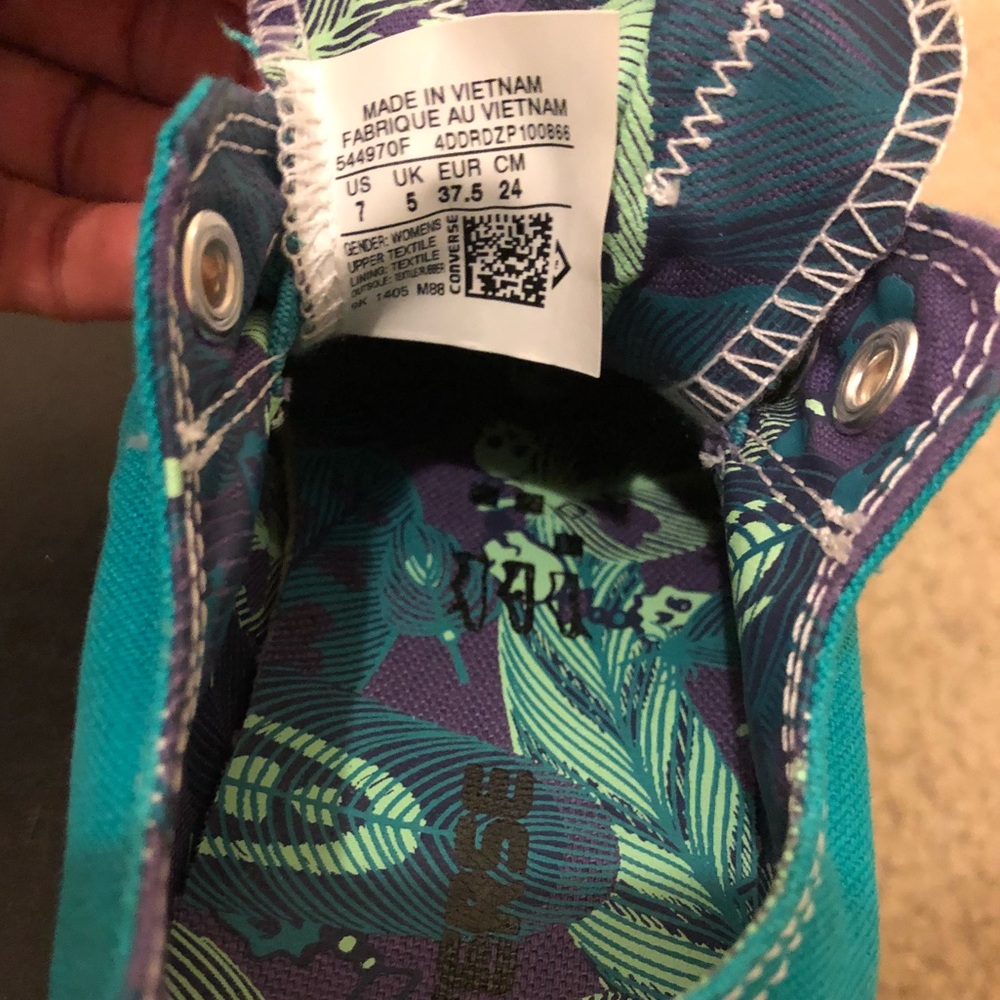 Size 7 Converse - Picture 3 of 3
